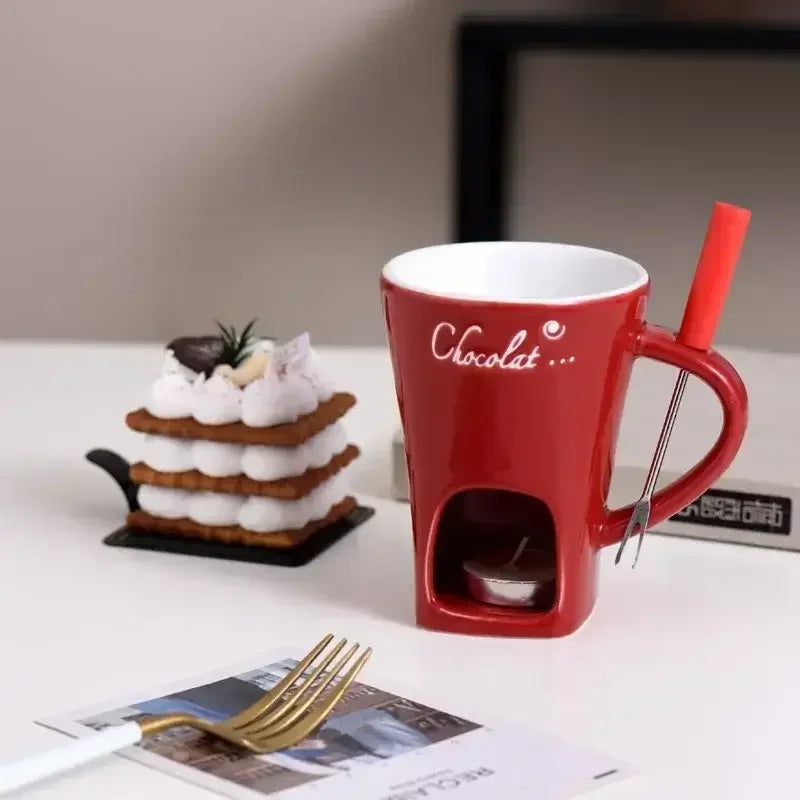 Caneca vermelha para derreter chocolate com vela, fondue, sobremesa e garfo na mesa Chocovela
