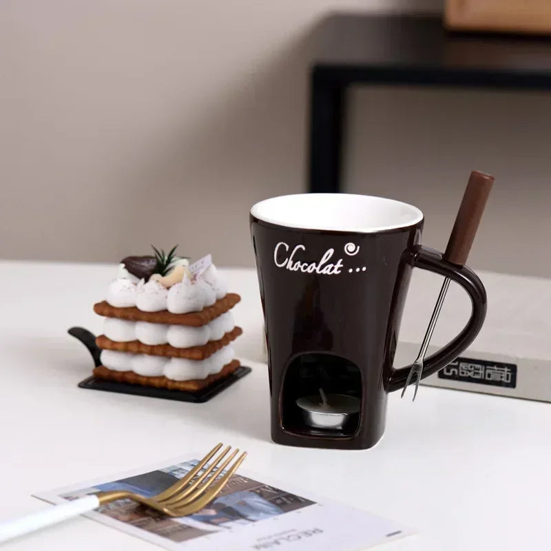 Caneca marrom Chocovela para derreter chocolate com vela, ao lado de sobremesa e garfo.