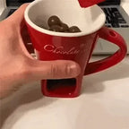 Caneca Chocovela vermelha derretendo chocolate, ideal para preparo aconchegante em casa.